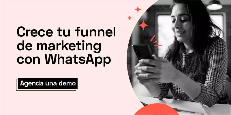 mujer utilizando whatsapp en mobile