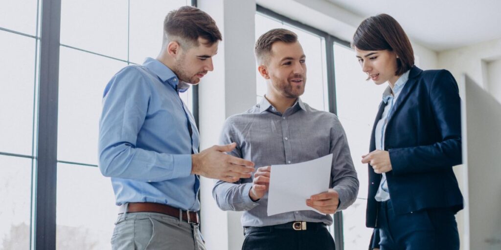 Foto de pessoas discutindo estratégias de marketing B2C.