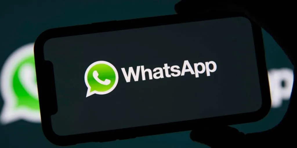 Foto de celular aberto no whatsapp