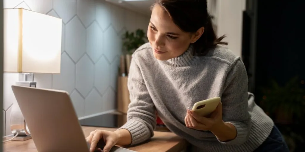 Foto de mulher mexendo no whatsapp.